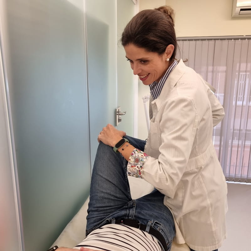 La Doctora Maitin visitando un paciente en Madrid para su rehabilitación músculo esquelética
